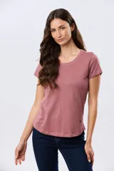 Remera de algodón color rosado, con cuello redondo y mangas cortas.
