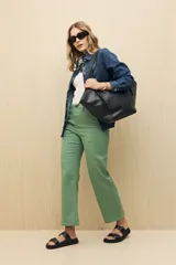 Pantalón recto color beige, de tiro alto y con bolsillos frontales grandes.