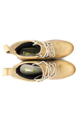 Borcego acordonado color beige de cuero liso con cordones y suela track.