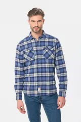 Sobrecamisa a cuadros de viyela gruesa con bolsillos frontales con solapa y botones.