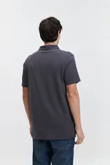 Remera polo de manga corta con textura tipo waffle, color marrón, con cuello clásico y logo bordado en el pecho.