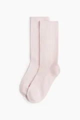 Pack de tres pares de medias de punto fino acanalado, con borde superior elástico. Incluye colores bordó, rosado y rosa claro.