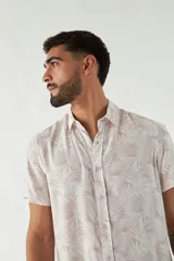 Camisa celeste estampada de manga corta con fit slim, cartera abotonada y logo bordado.