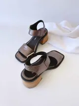 Sandalias de cuero color peltre con taco de madera.