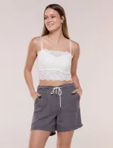 Short gris de tiro medio confeccionado en lyocell, de calce relajado y fluido. Cuenta con cintura totalmente elastizada, cordón tubular en contraste con punteras metálicas, amplios bolsillos delanteros aplicados y ruedo ancho pespunteado.