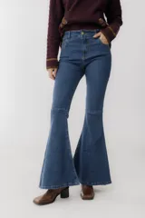 Pantalón de jean azul de corte oxford, con tiro alto y bolsillos delanteros y traseros.