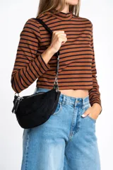 Polera de manga larga, corte ajustado al cuerpo, con cuello alto. Presenta un estampado de rayas horizontales en tonos marrón camel y azul marino.