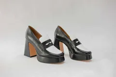 Mocasines color beige con estampado de piel de cocodrilo, plataforma y tacón cuadrado.