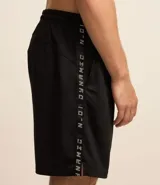 Bermuda deportiva para hombre, color bordó, con tecnología Dry que facilita la evaporación del sudor. Presenta cintura elástica con cordón interno, bolsillos y estampa lateral con lettering.