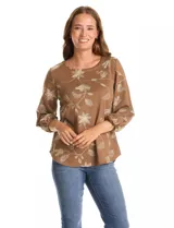 Blusa de tejido fino color marrón con bordado floral en hilo dorado. Presenta cuello redondo, mangas tres cuartos abullonadas con puños elásticos fruncidos y ruedo redondeado con corte asimétrico.