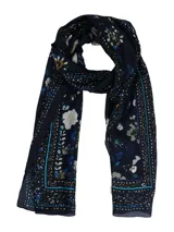 Pañuelo rectangular de modal azul navy con estampado floral y cenefas ornamentales en tonos celestes, blancos y marrones.