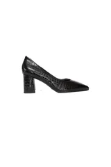 Zapato tipo stiletto de cuero charol negro con textura grabada efecto cocodrilo. Presenta una silueta clásica de salón con punta fina y tacón de bloque.