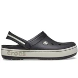 Zuecos Crocs modelo Crocband Heritage, de color negro con suela de plataforma en tono gris claro que incluye la inscripción "CROCS" en relieve. Cuenta con una tira trasera pivotante en color negro y gris, perforaciones en la parte superior para ventilación y el logo circular característico de la marca en el lateral.