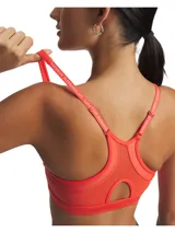 Top deportivo Under Armour Infinity Low 2.0 de soporte ligero, color rojo, con escote en V, breteles finos y logo de la marca estampado en la banda inferior.