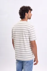 Remera de manga corta con diseño de rayas horizontales en tonos beige y blanco, cuello redondo y etiqueta pequeña en el ruedo.