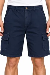 Bermuda cargo color natural, con bolsillos laterales con solapa y cierre frontal con botón y bragueta.