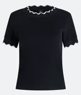 Top de manga corta ajustado al cuerpo, color marrón oscuro, con cuello redondo y bordes festoneados en color crema o beige claro.