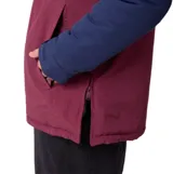 Campera tipo canguro con capucha, diseño bicolor en azul marino y bordó, con logo de la marca Rusty bordado en el pecho.