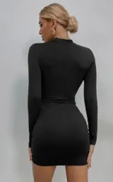Minivestido negro ajustado de mangas largas y cuello alto.