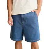 Bermuda de jean azul con corte recto y bolsillos laterales.