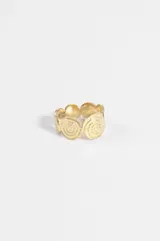 Anillo de acero quirúrgico color dorado, con diseño de eslabones circulares que presentan un grabado en espiral.