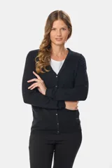 Saco tejido fino de hilo de algodón color beige, con cuello en V, cierre frontal con botones y puños acanalados.