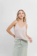 Musculosa de breteles finos con escote en V, confeccionada en tejido fluido con textura satinada.