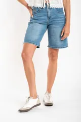 Bermuda de jean celeste, corte recto, tiro alto y calce oversize.