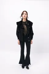 Pantalón de jean acampanado con alforza central.