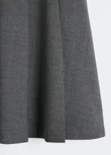 Falda midi gris con pliegues anchos en la parte delantera y corte acampanado.