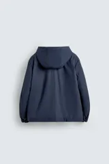 Parka de tejido técnico con acabado engomado, cuello subido y capucha ajustable. Presenta cierre frontal con cremallera oculta bajo solapa con botones a presión, bolsillos laterales de vivo y mangas largas con puños ajustables.