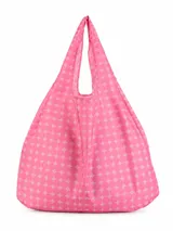 Bolso tipo tote bag color rosado con estampado de lunares, de gran capacidad con doble asa superior.