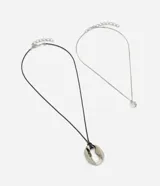 Conjunto de dos collares, uno de cadena metálica fina con dije de piedra orgánica y otro de cordón con colgante metálico de forma irregular.