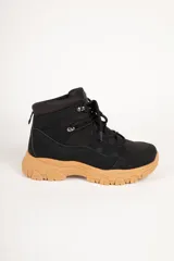 Botas tipo hiking de gamuza y nylon color negro, con suela marrón con relieve y cordones a tono. Son acolchonadas por dentro.