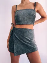 Short pollera blanco con lazo lateral.
