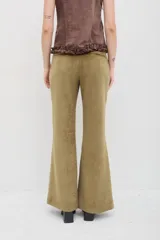 Pantalón de vestir de terciopelo con corte ligeramente acampanado, confeccionado en una mezcla de poliéster y elastano con textura suave.