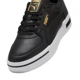 Championes Puma modelo CA Pro Classic II, de diseño urbano con plataforma, color blanco con detalles de logo en dorado.