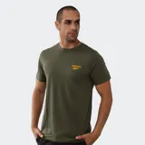 Remera Reebok color verde militar, con logo Reebok y gráfico de sol en color naranja en el pecho.