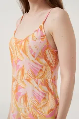 Mono corto con estampado de hojas en tonos naranja y rosa, sin mangas y con cuello redondo.