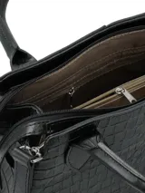 Cartera de mano estructurada en color negro con textura de efecto cocodrilo. Cuenta con doble asa superior, correa larga ajustable y extraíble, y detalle de logo metálico en la parte frontal.