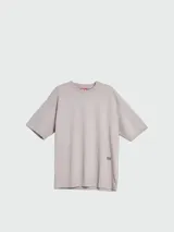 Remera Diesel modelo T-Boggy-T2 de color blanco, corte oversize, cuello redondo y manga corta. Cuenta con un pequeño parche con el logo de la marca en la parte inferior.