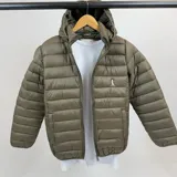 Campera puffer verde oliva de nylon con capucha desmontable y bolsillos laterales.