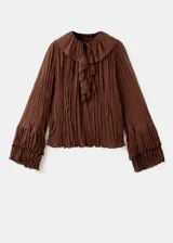 Blusa de color marrón chocolate, confeccionada en tejido plisado con textura. Presenta un diseño de cuello redondo con detalle de lazo, mangas largas amplias con puños acampanados y un corte holgado con volados sutiles en la parte frontal.