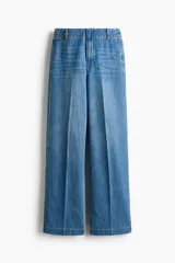 Pantalón de denim de algodón rígido, de corte recto y tiro alto, con pliegues frontales y traseros, bolsillos laterales al bies y cierre oculto.