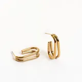 Par de aros dorados con forma de argolla abierta y diseño doble.