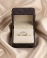 Anillo de plata 925 con diseño de símbolo infinito entrelazado, adornado con pequeñas circonias brillantes.