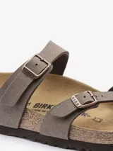 Sandalias Birkenstock modelo Mayari color gris topo, con dos tiras ajustables con hebilla metálica y tira entre los dedos. Plantilla anatómica de corcho y látex cubierta de ante. Suela de goma EVA.