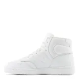 Championes urbanos New Balance modelo 480, de caña media y diseño minimalista en color blanco. Confeccionados en piel natural y material textil, cuentan con cierre de cordones, logo lateral característico y suela de goma flexible para mayor agarre.
