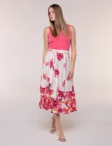 Vestido midi combinado de la marca Figueroa & Flower, con torso de modal azul sin mangas y cuello redondo, y falda evasé de rayón con estampado floral y paisajes en tonos blancos y azules, con cintura elastizada y lazo para anudar.
