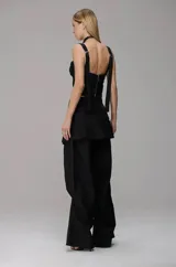 Corselet negro de estilo estructurado con escote corazón, tirantes anchos y diseño entallado que realza la silueta. Presenta costuras verticales que definen su forma y un acabado minimalista.